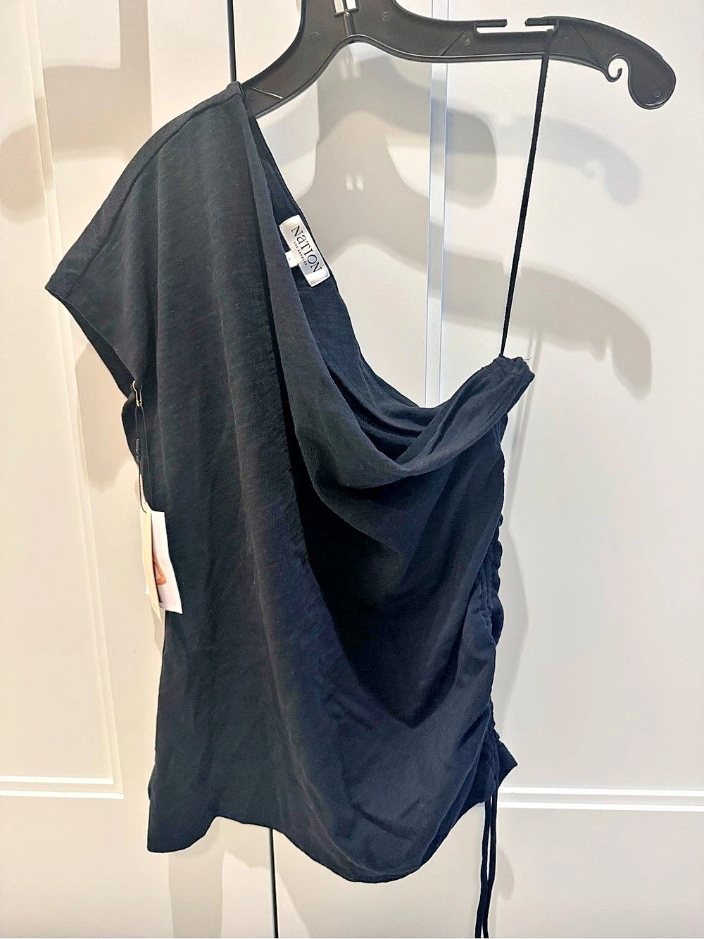 Nation LTD Jaylen One Shoulder Top
Jet 69Black Size Large NWT